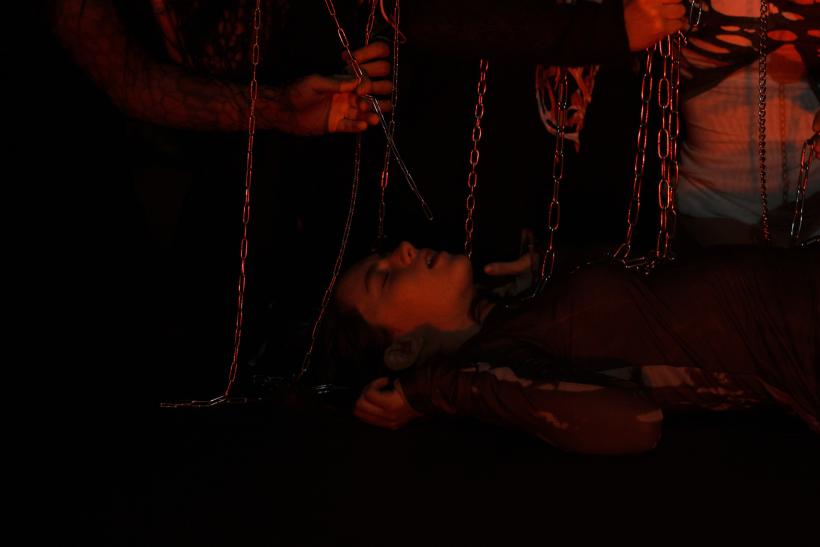 Repetitiebeeld out of hands © Milk of Lime (Julia Ballardt)